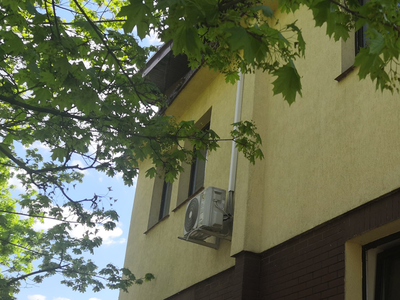 Zamontowana jednostka klimatyzatora na elewacji na Dolnym Śląsku